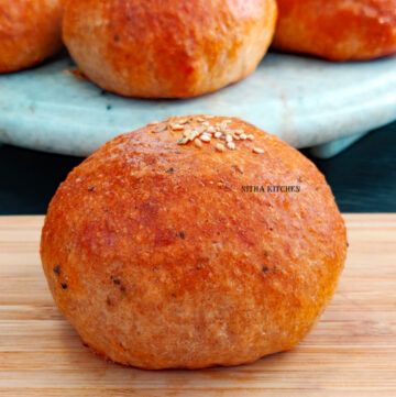 chicken stuffed buns with bread and wheat flour combo
